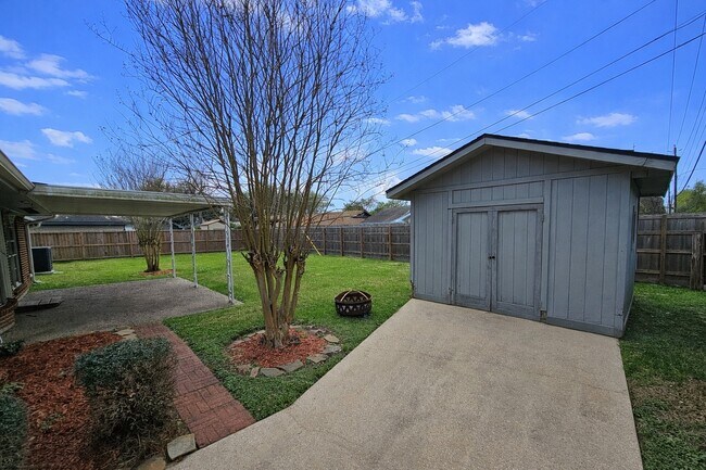 Building Photo - 802 James Ave
