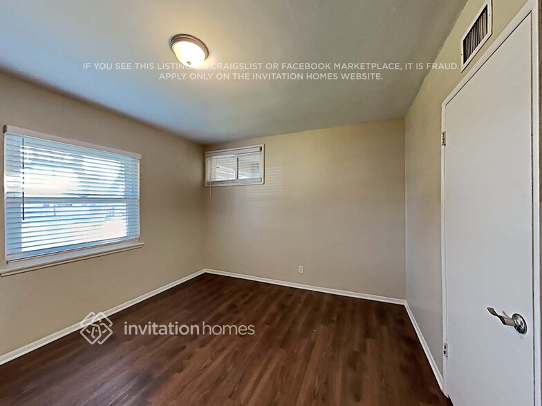 Building Photo - 10249 Lemona Ave