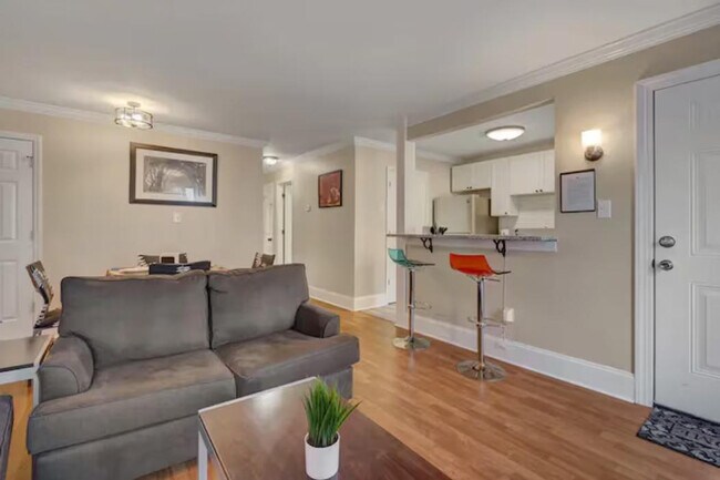 Building Photo - 2201 1/2 Summit Street-SI ID1388443P