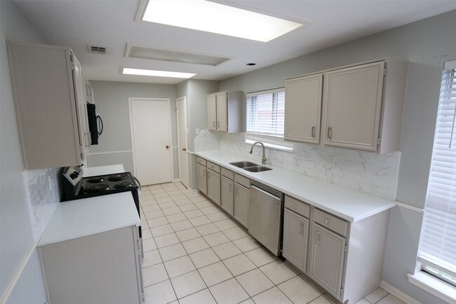 Building Photo - 17427 Hamilwood Dr