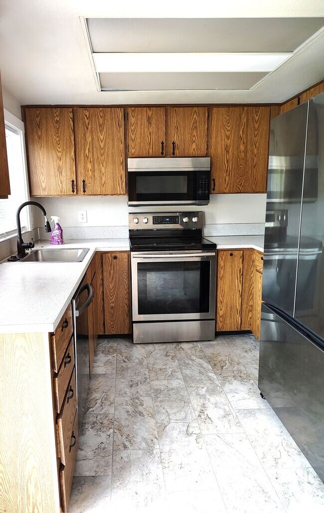 Building Photo - ******* FANTASTIC HOUSE RAMBLER-STYLE in f...