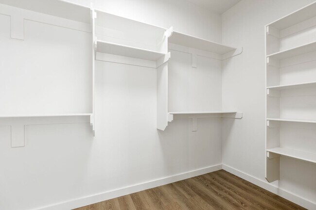 Building Photo - ***949 SE 10th Street***