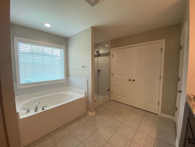 Building Photo - 216 Wild Azalea Dr