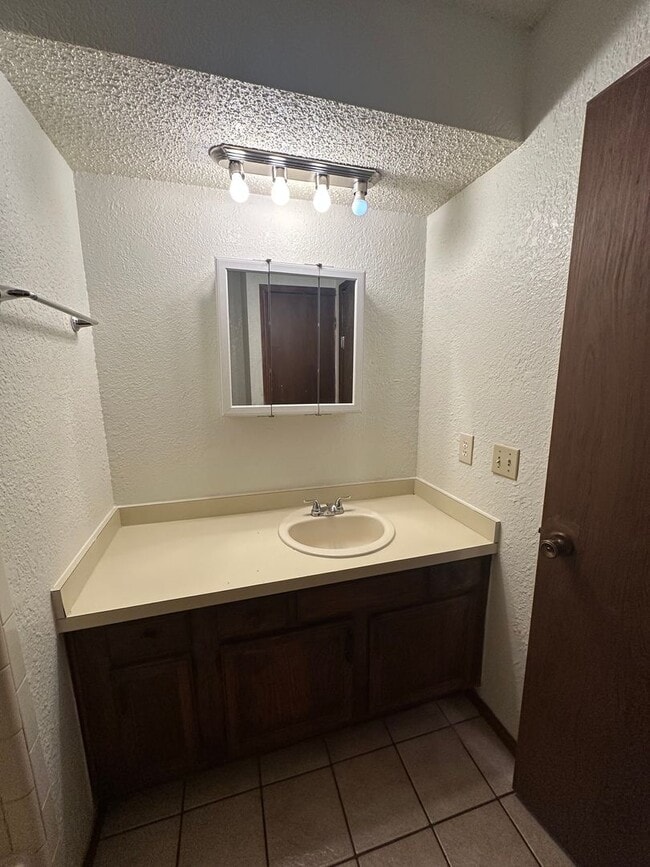 Building Photo - 2 Bedroom 1.5 Bath