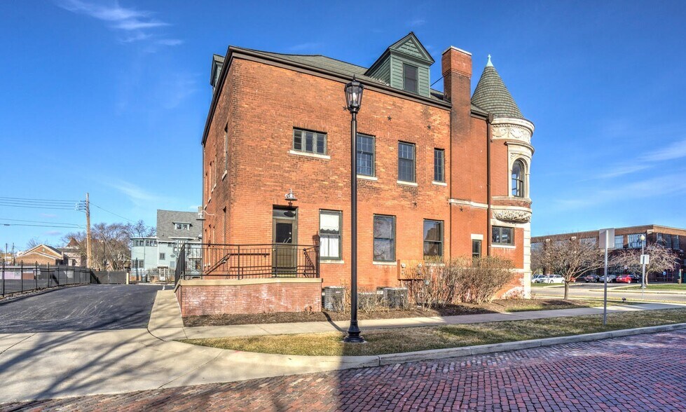 Building Photo - 402 W Washington St