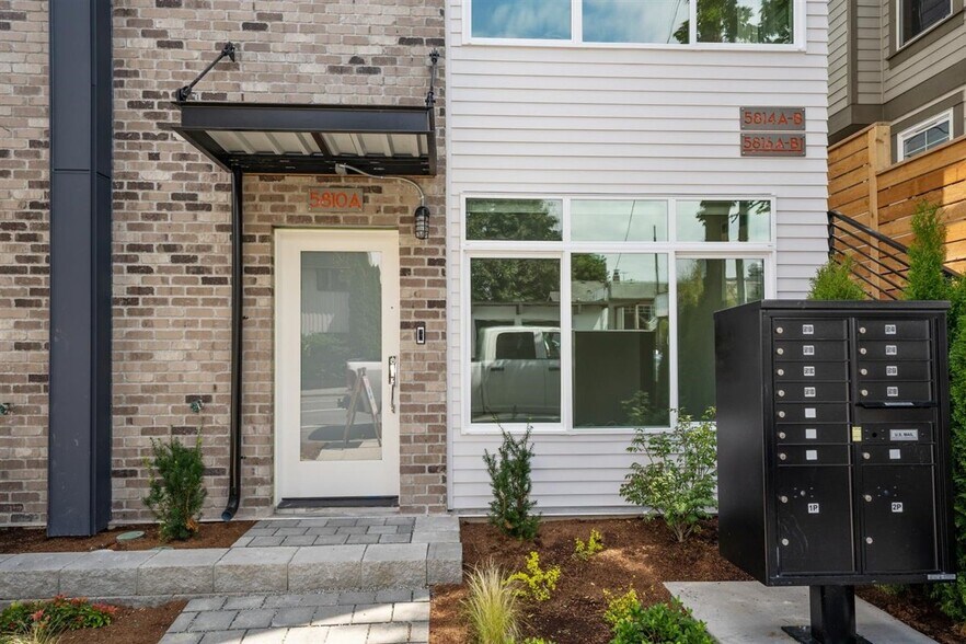 Building Photo - 5810 Roosevelt Way NE