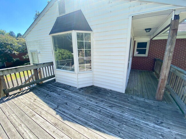 Building Photo - Charming 3Bedroom/2Bathroom Detached Home ...