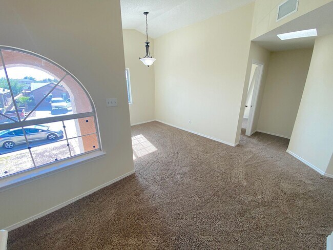 Building Photo - 4bed/2bath plus Bonus Loft!