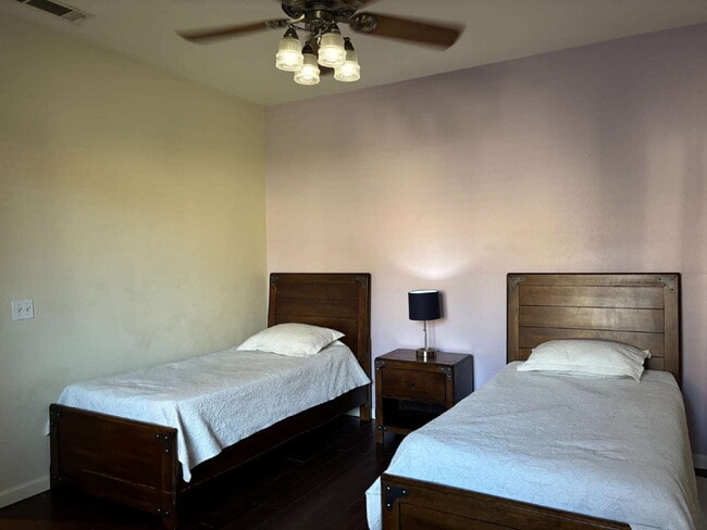 Building Photo - 2 Bedrooms / 2 Bathrooms Condo for Ren,  F...