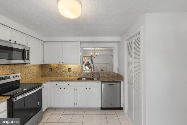 Building Photo - 10877 Olde Woods Way