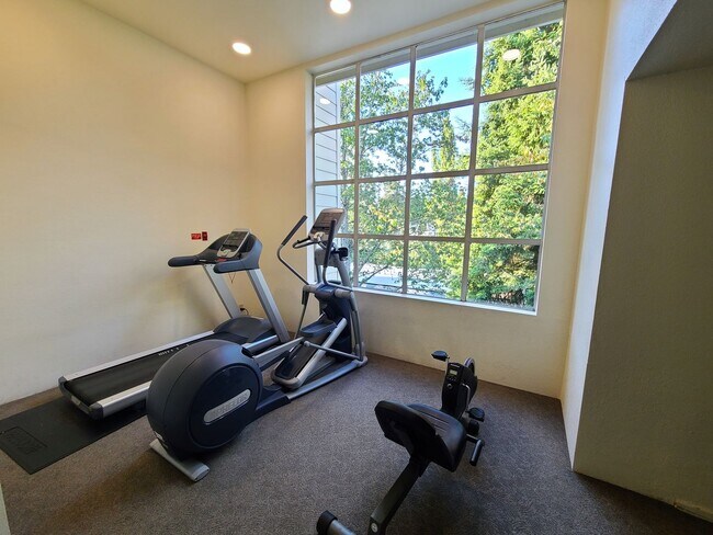 Building Photo - 2Bd/2Ba Spacious Bellevue Condo - W/S/G & ...