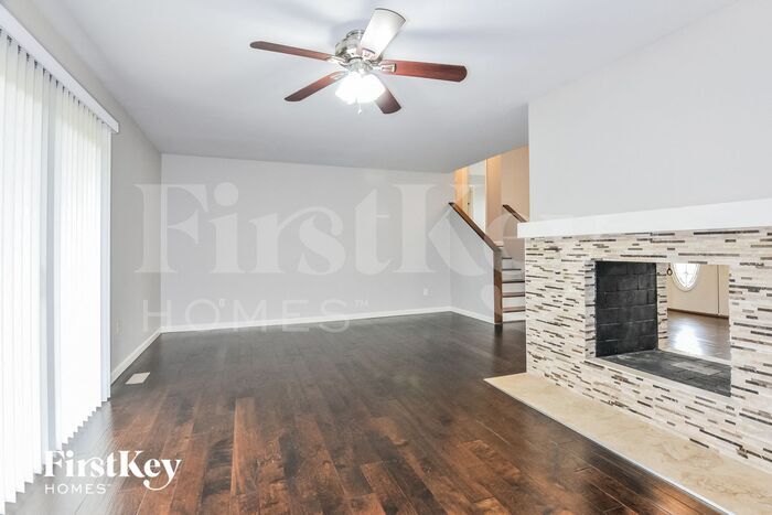 Building Photo - 7 St Valery Ct