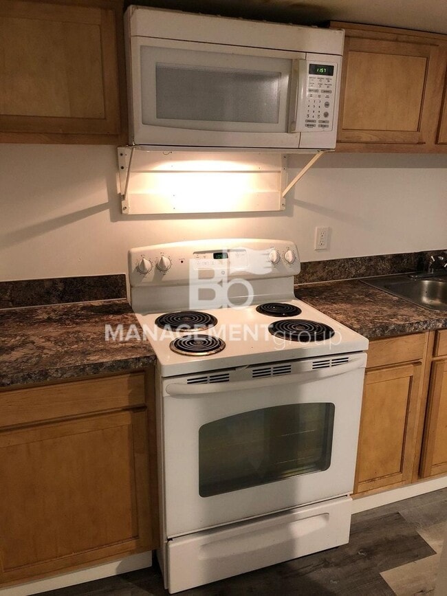 Building Photo - Updated SE Portland Basement Studio Apartm...