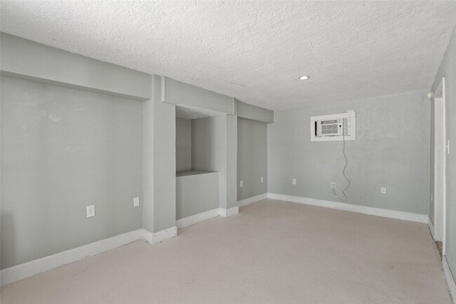 Building Photo - 4034 Reeves Dr