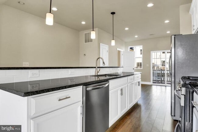 Building Photo - 611 E 7th St