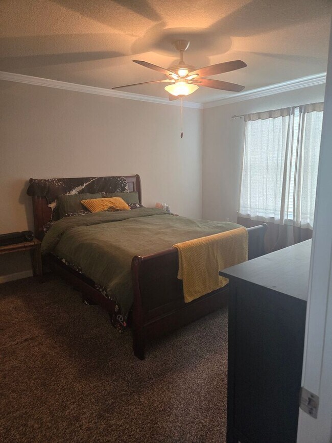 Building Photo - Beautiful model home end unit