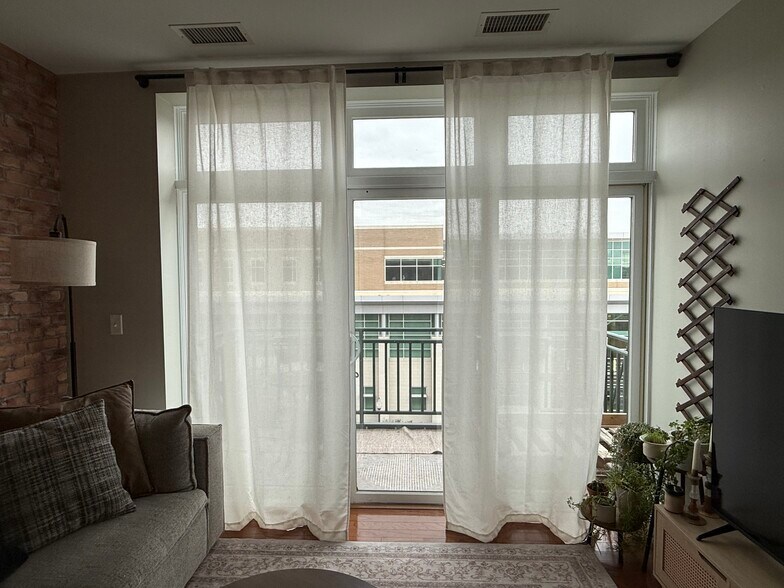 Building Photo - 140 S River St