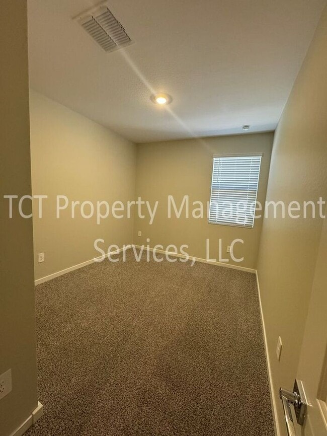 Building Photo - Beautiful like new home in San Tan Groves