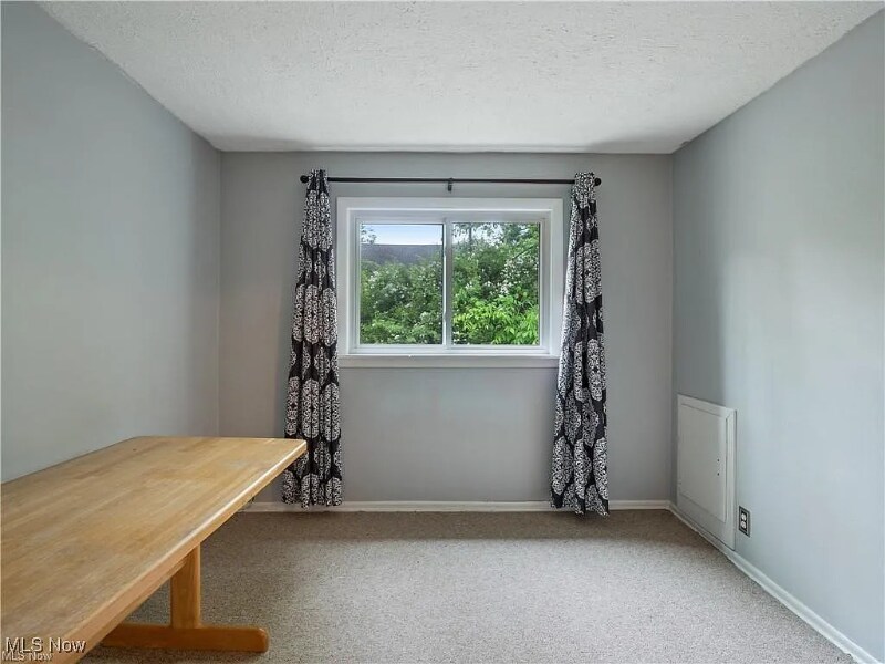 Building Photo - 194 Dalepark Dr