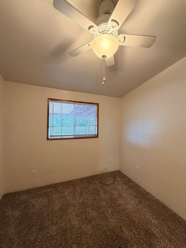 Building Photo - Well maintained home in convenient location w/seasonal landscaping incl.