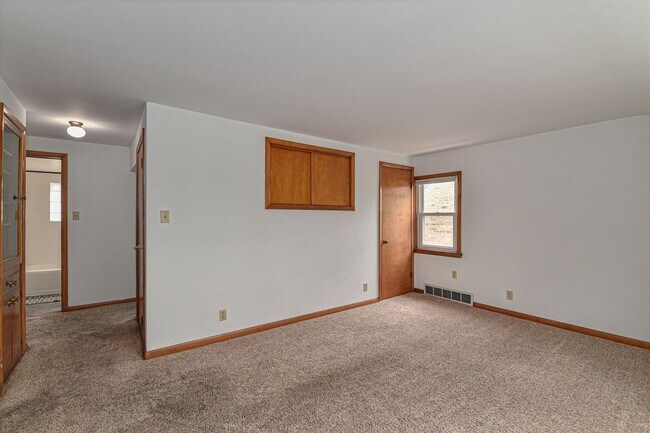 Building Photo - 154 N 79th St
