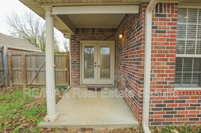 Building Photo - 303 NW Palomino St