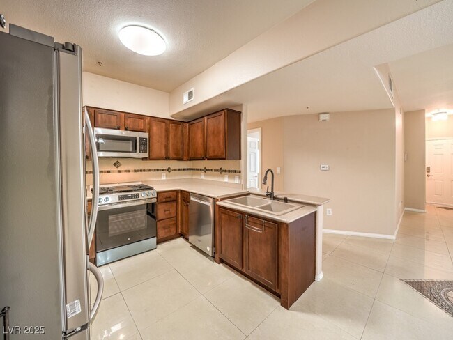 Building Photo - 2291 W Horizon Ridge Pkwy