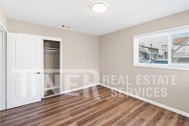 Building Photo - Tahoe Park 2 Bedroom Duplex