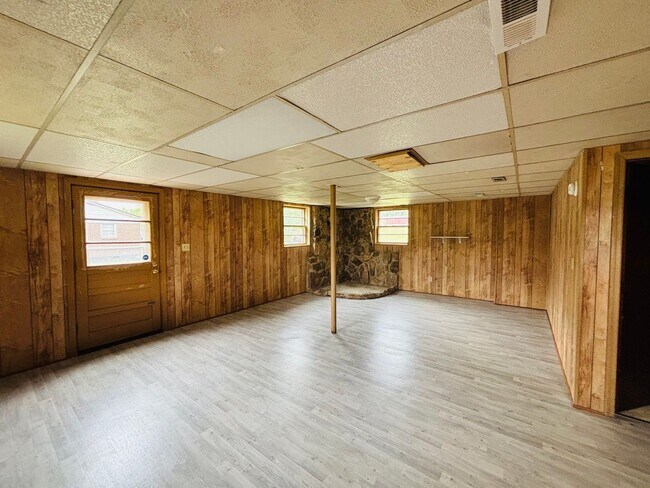 Building Photo - 1504 Thomas Ln