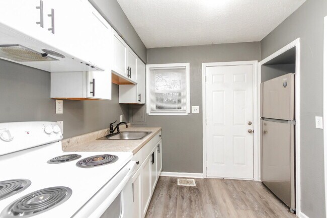 Building Photo - Charming 2 Bed, 1 Bath Apartment in Indianapolis - Don't Miss Out!