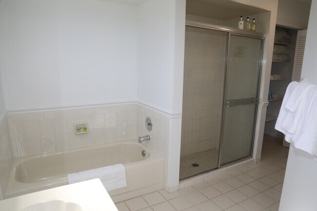 Building Photo - 2341 SE Maslan Ave