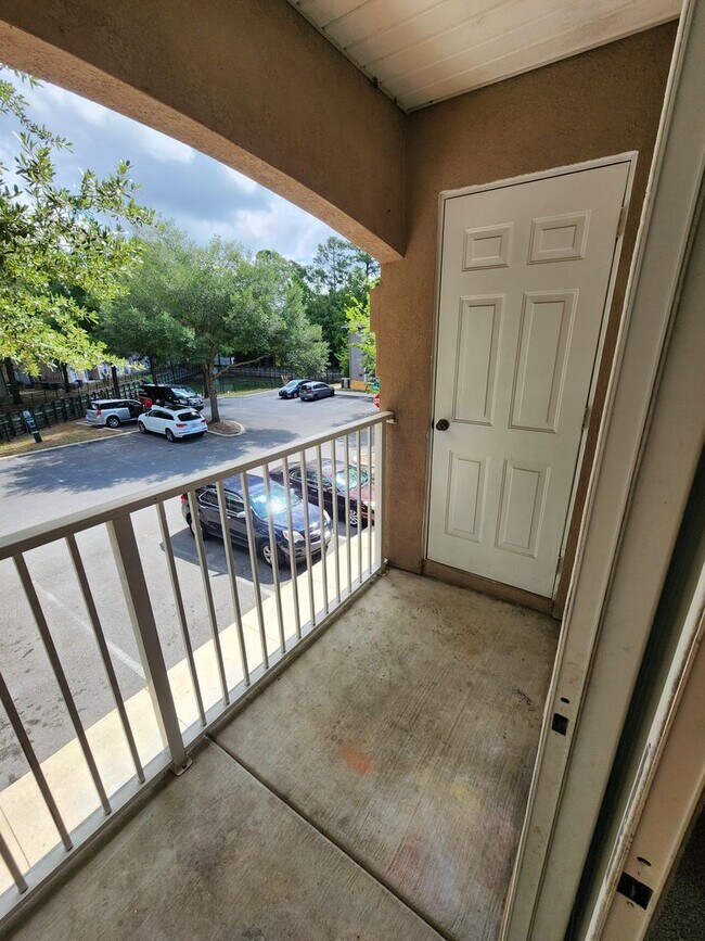 Building Photo - West Side - 3/2 Upstairs Manotak Oaks Condo