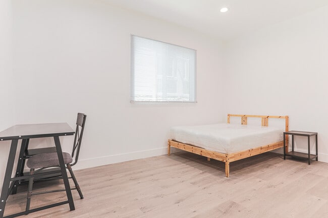 Building Photo - 1237 W 37th Plz