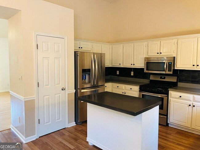 Building Photo - 145 Riverside Dr