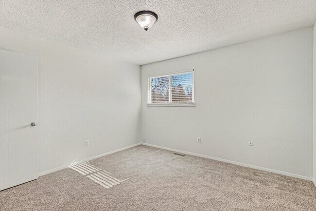 Building Photo - 6538 W Kenyon Ave