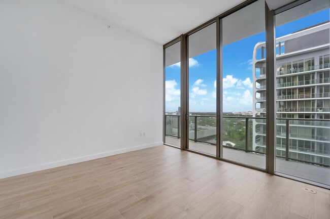 Building Photo - 2655 S Bayshore Dr