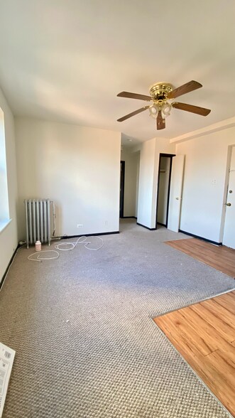 Building Photo - 3933 N Clarendon Ave