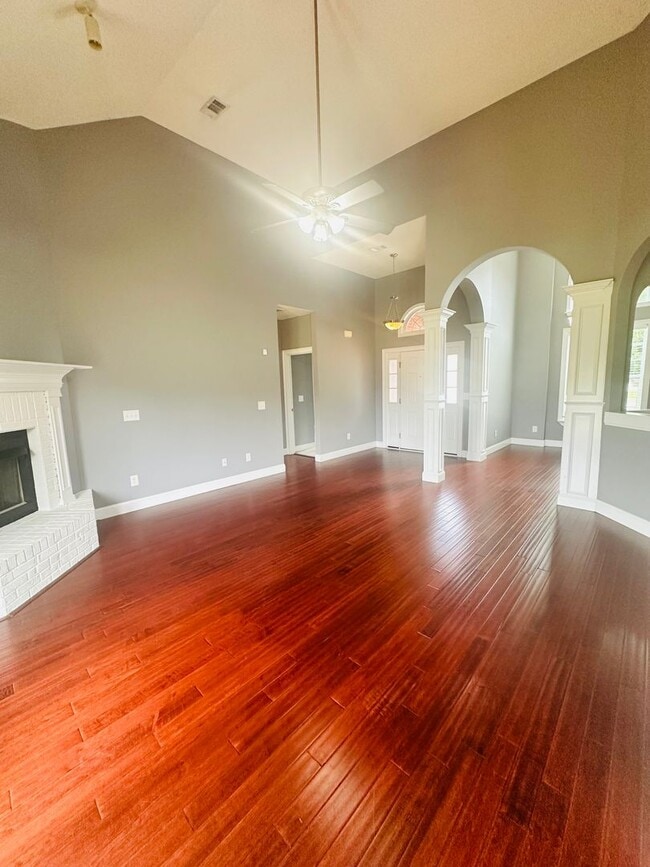 Building Photo - 709 Loudon Hill Dr