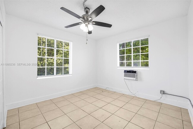 Building Photo - 1563 SW 2nd St