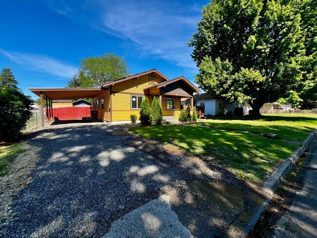 Building Photo - 916 S 11th Ave