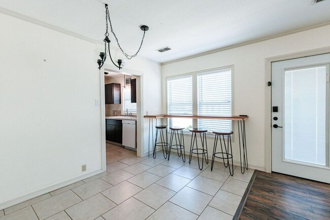 Building Photo - Cute 2 Bedroom Close to Texas Tech
