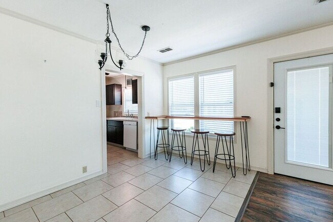 Building Photo - Move In Special!  2 Bedroom Close to Texas...