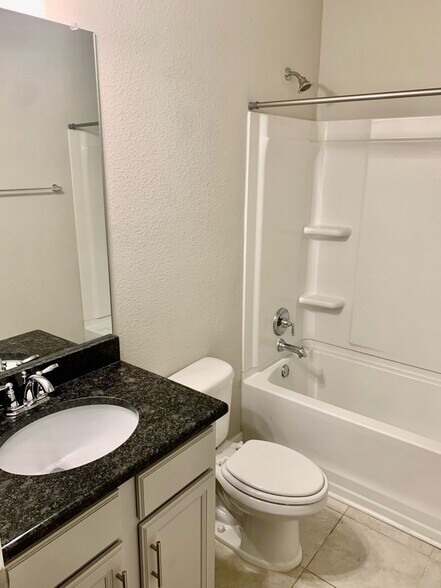 Building Photo - 9040 Lakeview Dr