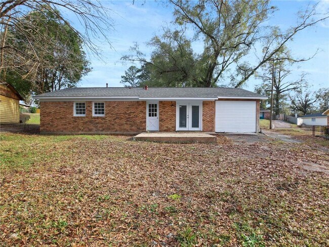 Building Photo - 526 Woodlore Dr