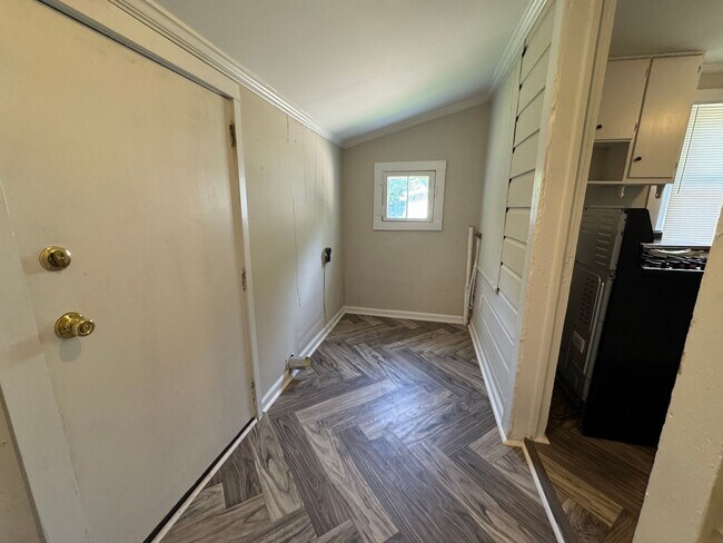 Building Photo - Move-in Ready!