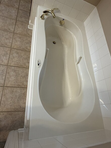 Jetted tub in Master Ensuite Bath - 4610 Arborgate Dr