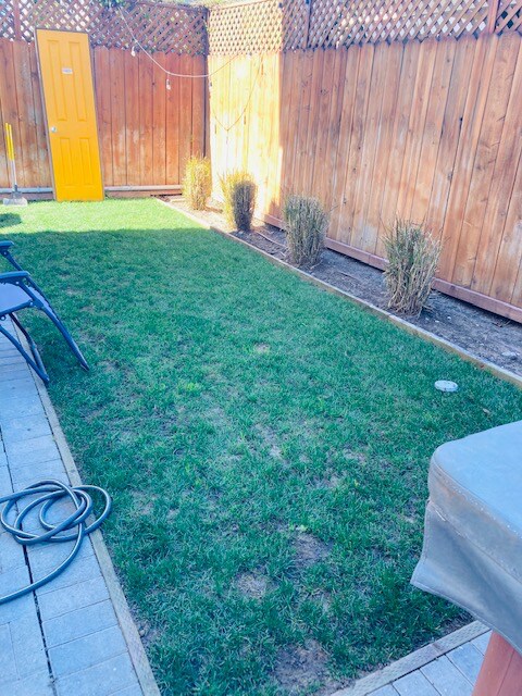 Building Photo - 627 N Mariposa Ave