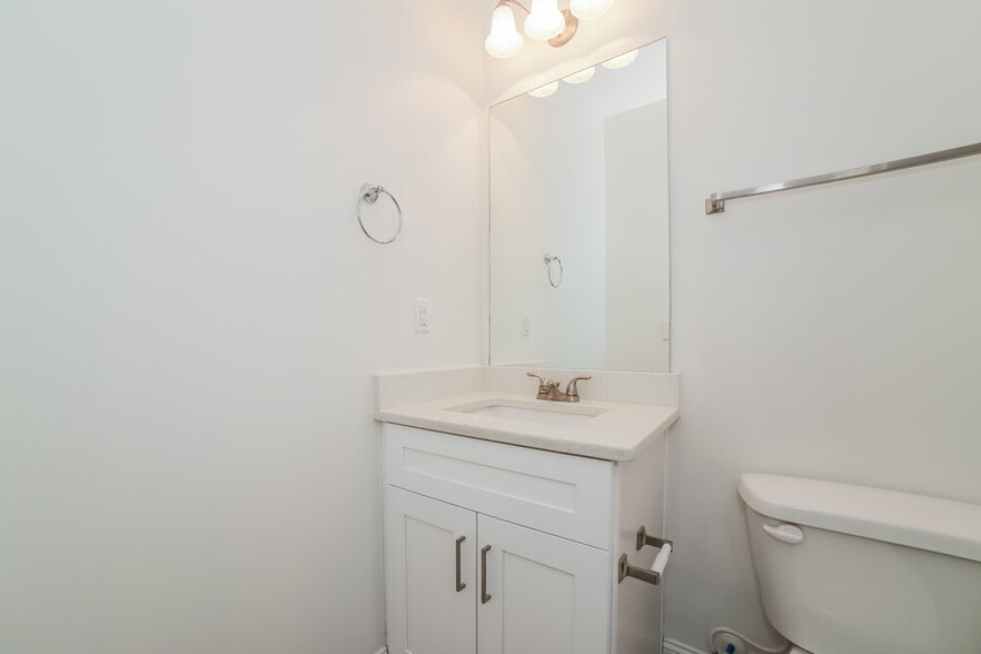 Building Photo - 5195 Howell Ct