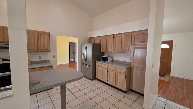 Building Photo - 3 Bed, 3 Bath, 2 Car garage.