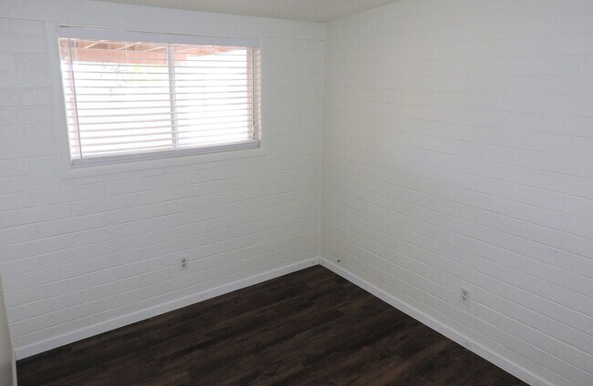 Building Photo - Beautifully Remodeled 3+1 Bungalow with Indoor-Outdoor Living